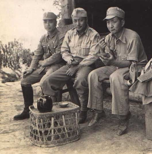 军官在休息(1942年)。
