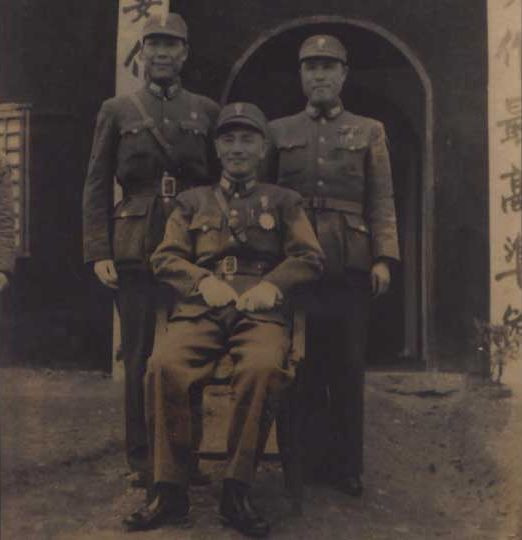 蒋介石与军官合影。