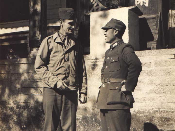 中国军官与美国军官交谈(1941年)。