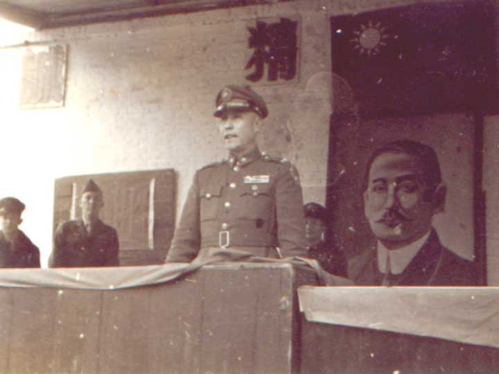 国军军官钟彬在演讲。