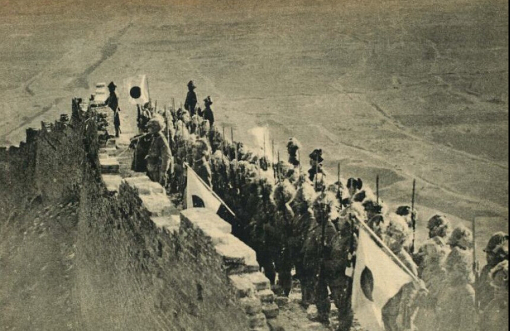 日军开始南下锦州，在长城上合影。