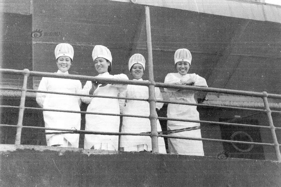 图为1937年，上海码头的轮船上，日本红十字会的女护士们。