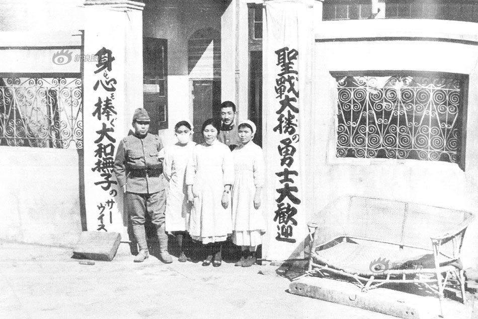 这是江湾镇，四川路靠近里面的民营军用慰安所。三个女护士是雇佣来的，前排的士兵是卫生员，站在后面的是军医。