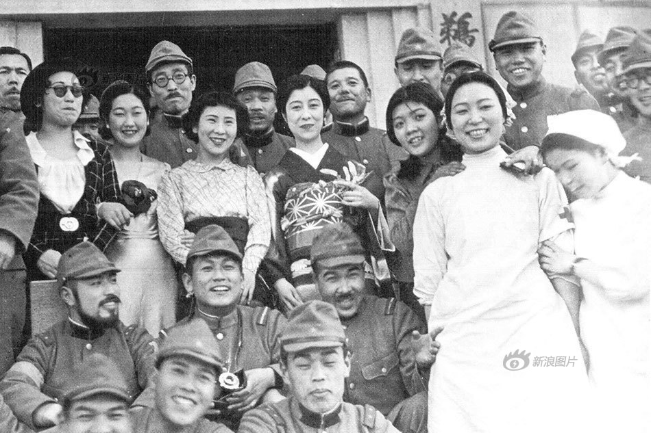 图中女性为从日本来到中国上海的访问团成员。