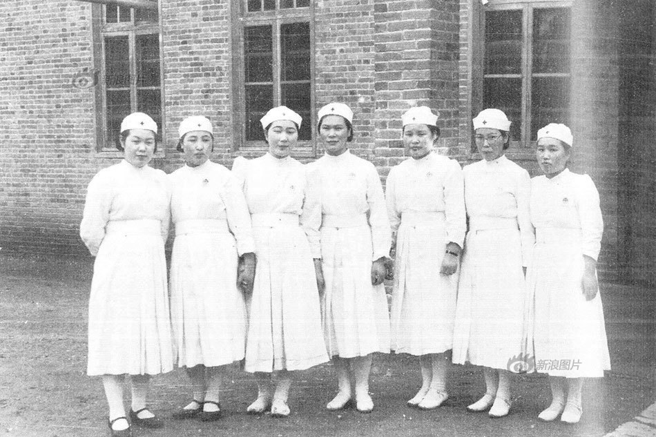 图为战时陆军女护士。