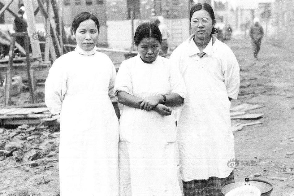 站在右手边的中村就是通过招募参军的女护士，之后她随部队转移到南京、九江和武昌，最终被培养成一个合格的女护士。