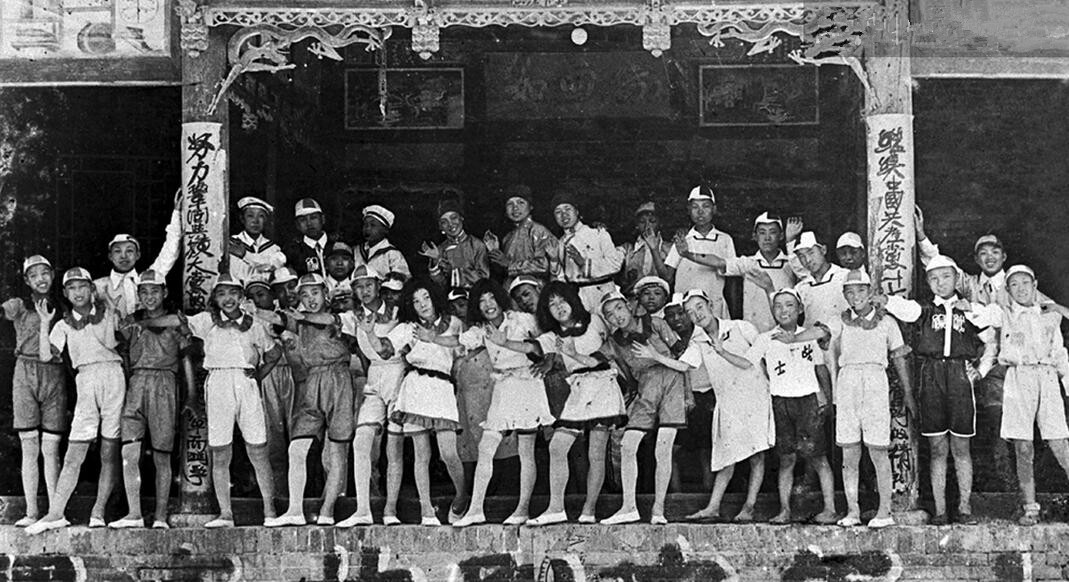 1938年8月，八路军一一五师战士剧社青年队在晋西演出。