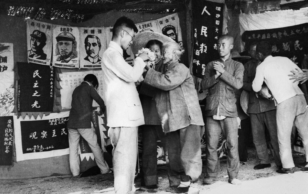 1940年，河北根据地举行民主大选举，老大娘在庆祝大会上向当选为阜平县县长和边区第一届参议员的马叔乾献花。 