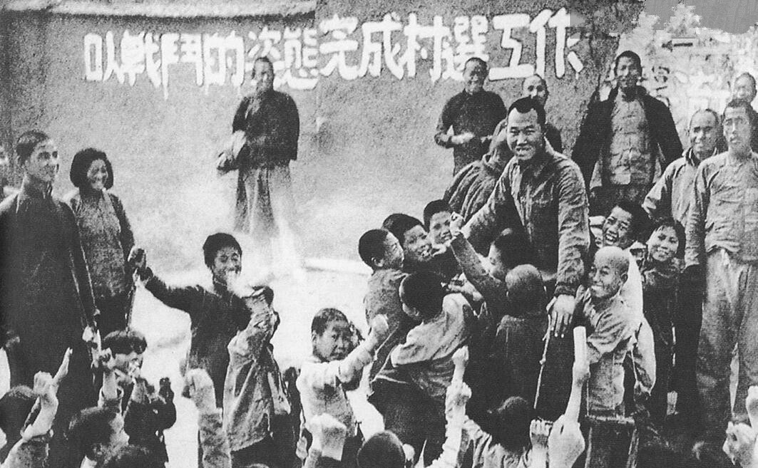 图为晋察冀边区举行的一场民主选举，墙上写着“以战斗的姿态完成村选工作”，当选的代表则被一群孩子高高举起。 