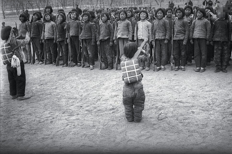 1940年，河北省唐县稻园村儿童团表演大合唱，纪念“四四”儿童节大会。