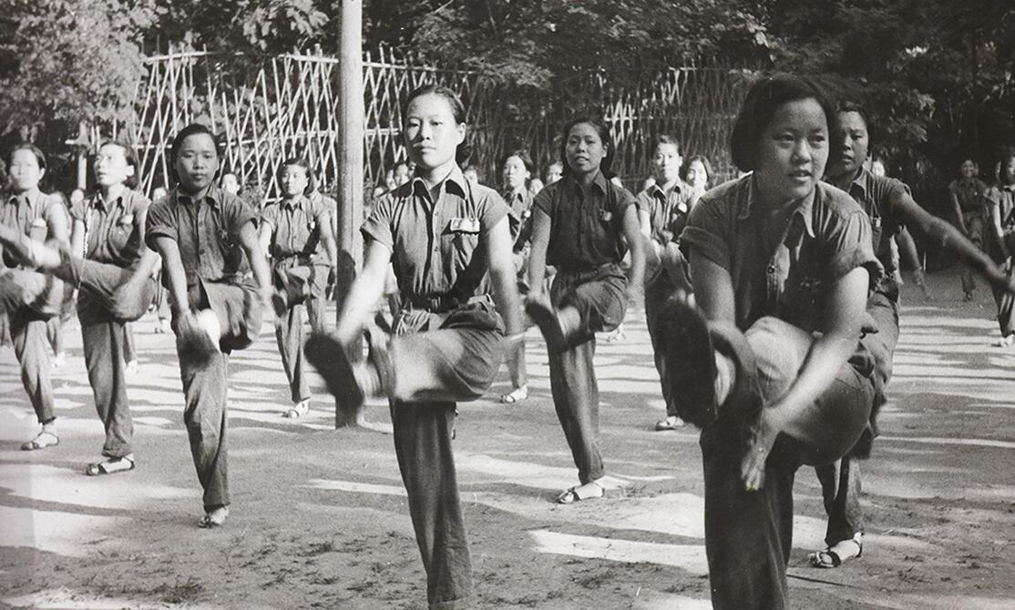 图为军营中的女子在做早操训练。