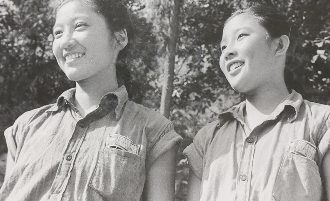 右边的中国姑娘在日军南京屠城中失去了所有亲人，她身旁的伙伴已经几个月没有收到上海家人的一丝音讯。两人都在重庆读书，并加入了战争救援者组织。