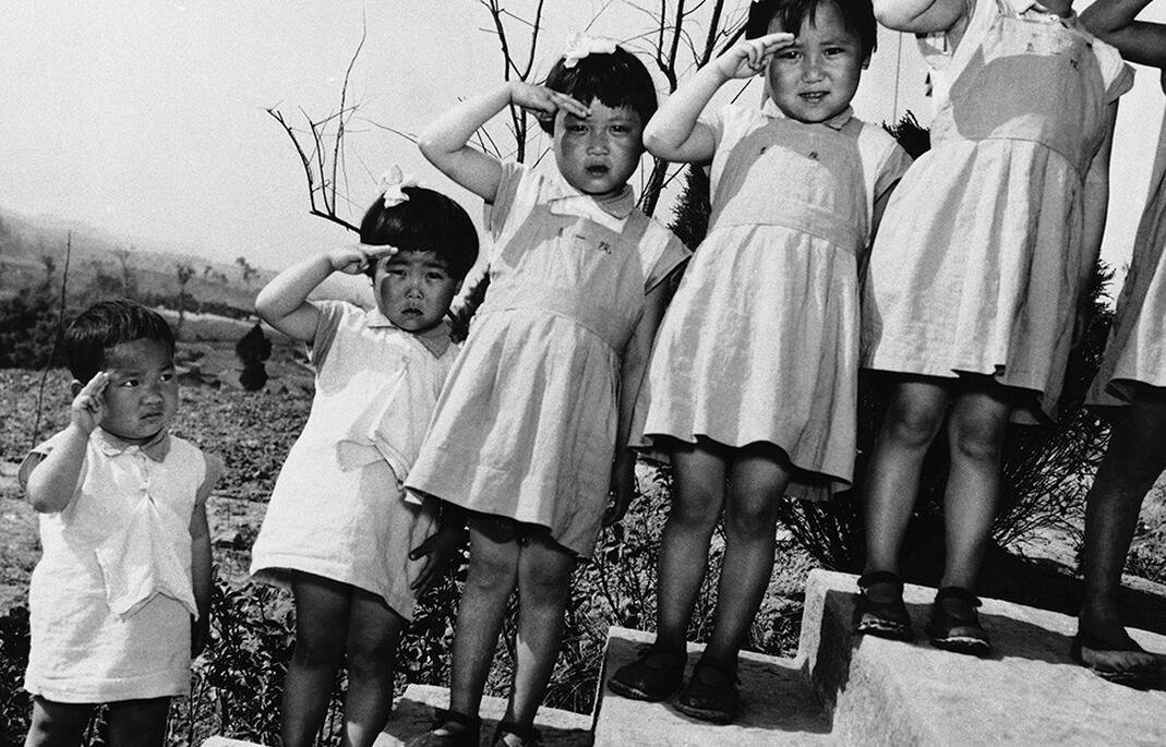 图为1944年5月2日，担任理事长的宋美龄造访重庆一所保育院离开后，一群儿童敬礼。