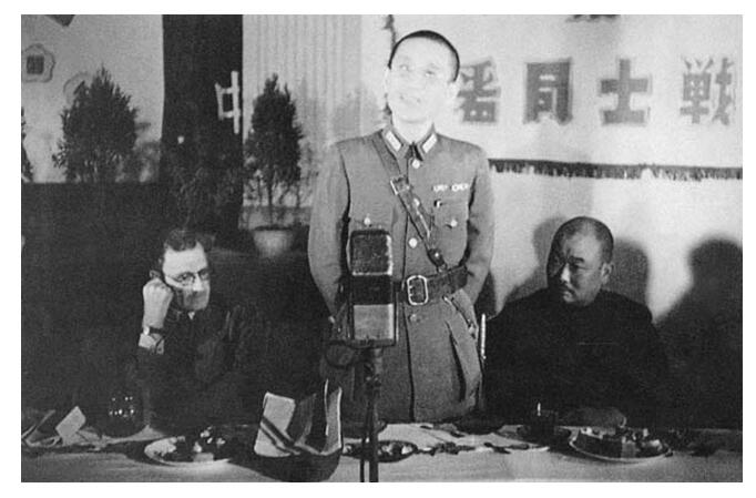 京沪警备司令张治中将军（中）临危受命，任第9集团军总司令，率部抵御来犯之敌。张治中曾于1932年请缨参加“一·二八”抗战，指挥淞沪抗战，给侵华日军以沉重打击，是有名的抗日爱国将领。