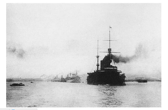 黄浦江上的日舰“出云”号成了中国轰炸机攻击的目标。轰炸机向“出云”号投掷下所有的炸弹，可并没有造成多大的杀伤力，“出云”舰只是受了一点轻伤。