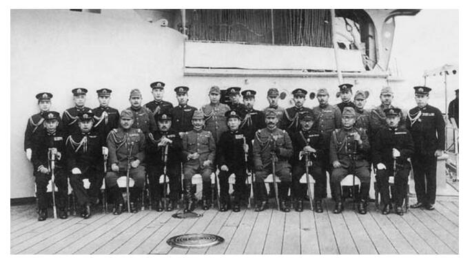 1937年8月，上海派遣军司令官松井石根（前排左五）与日军其他将领在军舰上合影。松井石根是日军中的“中国通”。曾任日军华中方面军司令，组织发动了南京大屠杀。