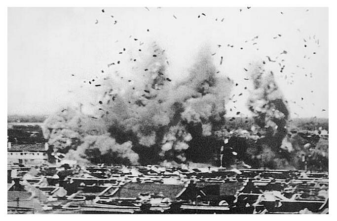 炮火笼罩下的上海闸北地区。残暴的日军用飞机低空狂射，使闸北地区陷入一片火海之中。
