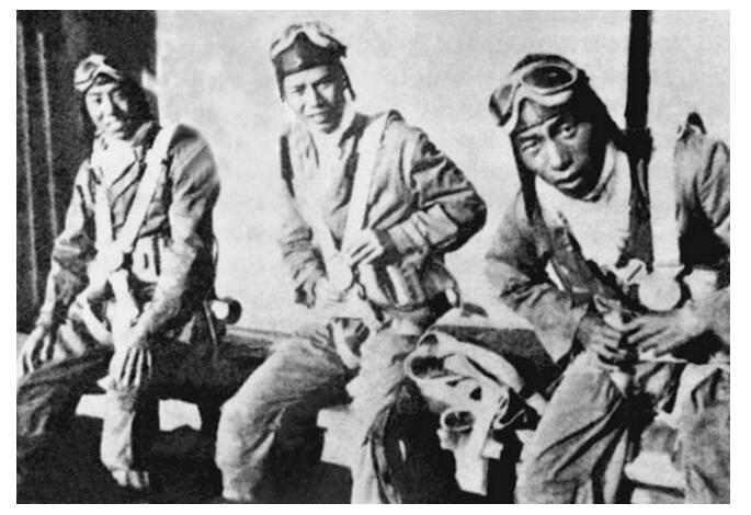 整装待发的中国空军飞行员。他们大多是1931年由孙中山先生创建的中央航空学校的高才生，满怀报国激情。