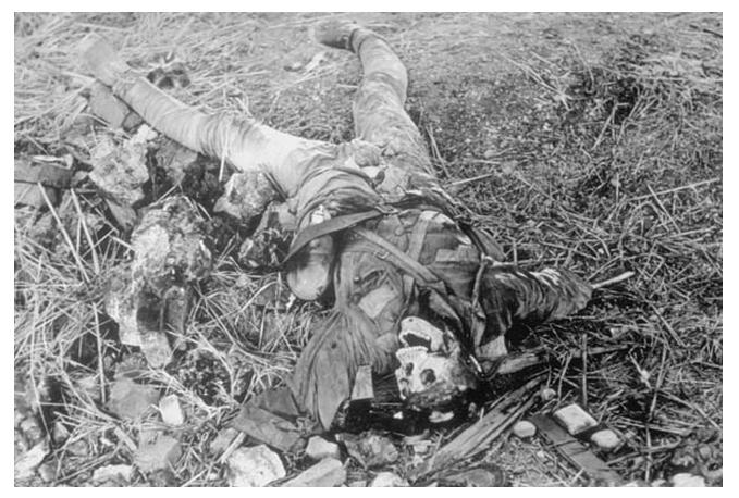 淞沪前线一具日军士兵的尸体。侵略者从来就不会有好下场，这也印证了多行不义必自毙的真理。