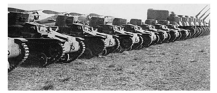 准备运往前线投入战斗的日军坦克。在淞沪抗战中，日军依靠己方在坦克、飞机等装备上的优势，逐渐取得了战争主动权。
