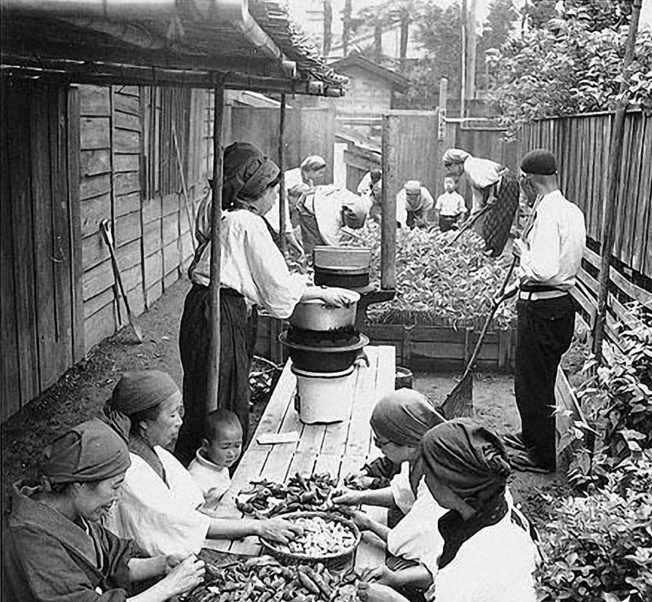 图为利用庭院种植食物的日本平民。