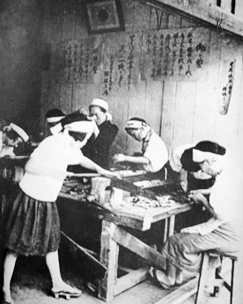 图为制造战争物资的日本妇女。