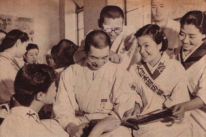 “大日本国防妇女会”成员慰问日本伤兵。