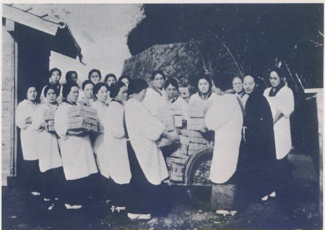 板妻驻屯地的“大日本国防妇女会”成员给日军送慰问品。