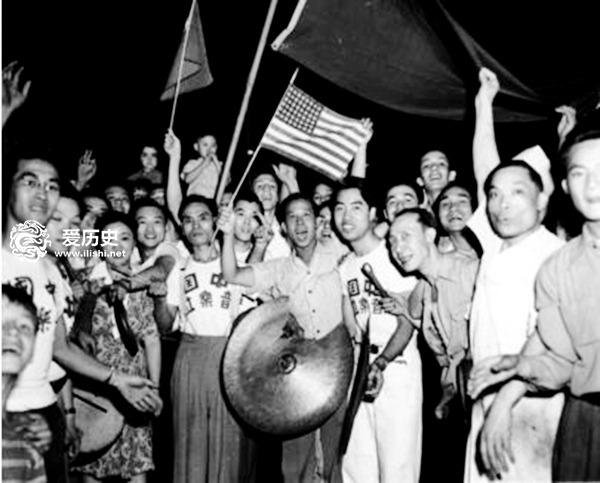 日本乞降时华人共庆抗战胜利 在英国被英雄般举起