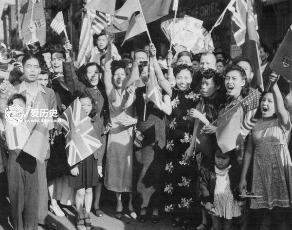 日本乞降时华人共庆抗战胜利 在英国被英雄般举起