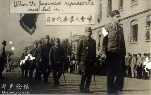 日军内田将军和他的六名随员，走向受降广场