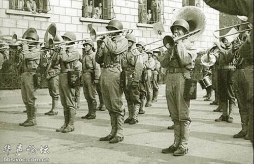美军军乐队奏乐。 