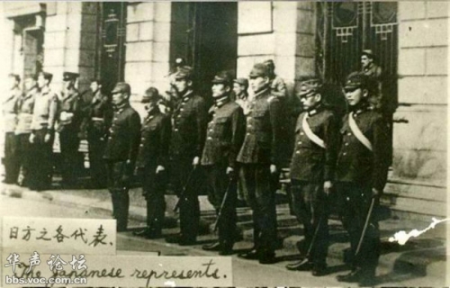 日军投降代表列队到位。