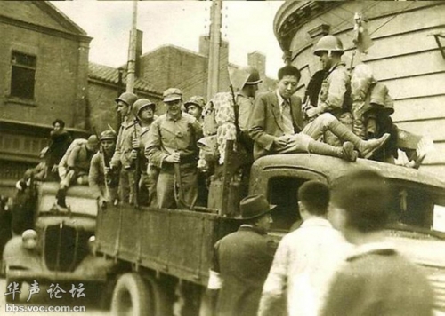 但日本宣布投降后，蒋介石却下令城内日军和伪军不准向共产党部队缴械，当八路军准备进入天津城时，遭到了城内日军和伪军的疯狂抵抗。图为美军进入天津，受到天津市民的热烈欢迎。 