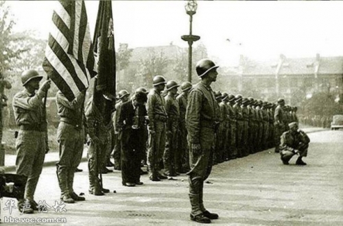 一个星期后，代替国民党政府在天津接受了日军的投降。图为美军列队进入受降广场。 