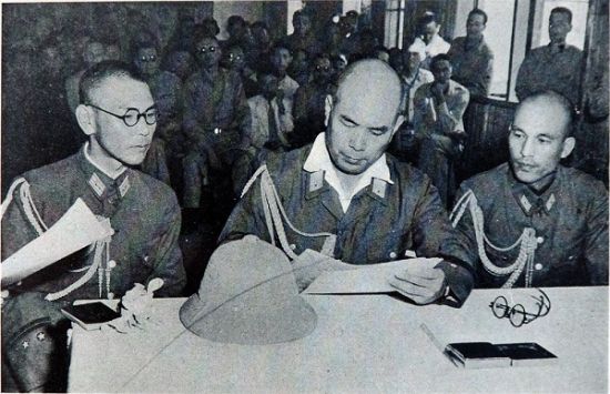 1945年8月21日，日本投降专使、日本中国派遣军副参谋长今井武夫到芷江洽降。图为今井武夫正在阅读投降条款。