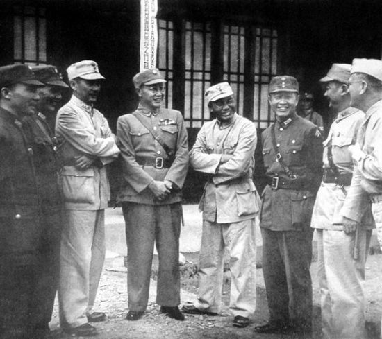 1945年8月21日芷江洽降结束后，中国高级将领与中国战区美军作战司令部参谋长柏德纳一起交谈(左起：王耀武、卢汉、张发奎、何应钦、汤恩伯、杜聿明、萧肃毅、柏德纳)。