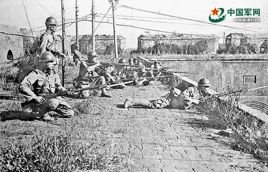 1931年9月19日凌晨，日军在沈阳外攘门上向中国军队进攻。