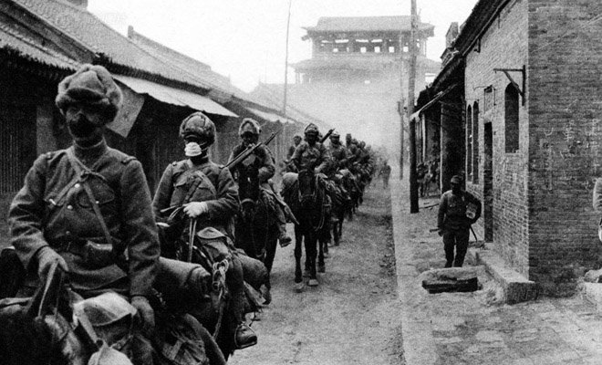“太原会战”结束后，阎锡山将行营设在临汾。1938年2月，临汾失守。图为日军骑兵进入临汾城