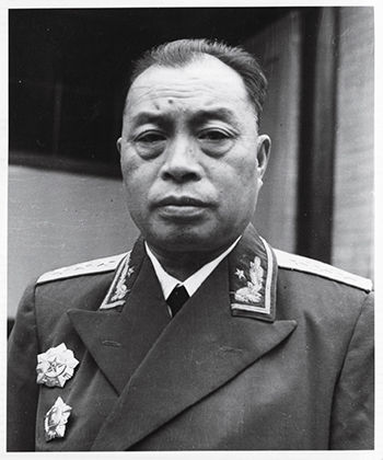 杨至成（1903—1967），生于贵州省三穗县，侗族人。中国人民解放军后勤工作的开拓者和重要领导人，1955年被授予上将军衔。