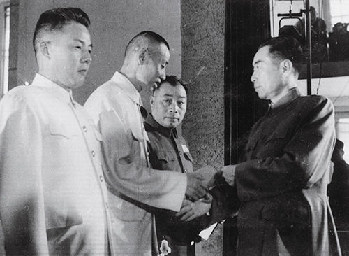 1955年，杨至成（中）被授予上将军衔。