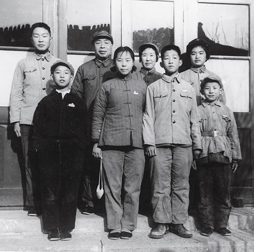 1966 年，杨至成全家福。后排左一为杨子江，后排左二为杨至成。