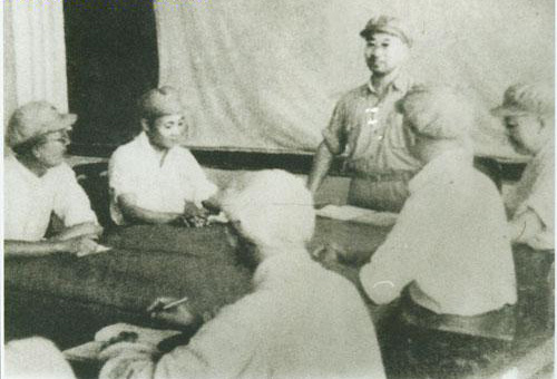 1949年10月15日，陈赓（中）在江西赣州召开的第四兵团党委扩大会上。左为郭天民，右为刘志坚