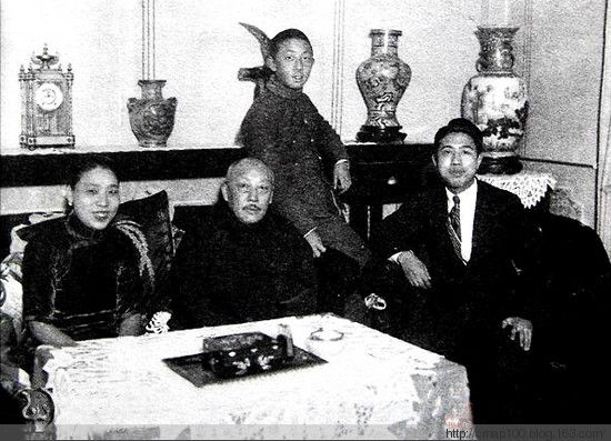 左起：张景惠七夫人徐芷卿、张景惠、张景惠二儿子张绍纪（张梦实）和侄子张绍维 
