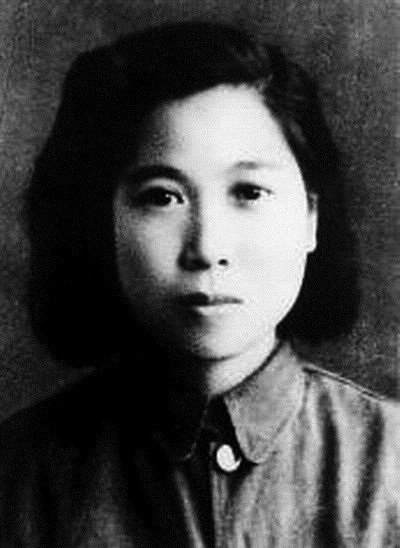 方姑，一位瘦弱文雅的年轻姑娘。本照片约拍摄于1950年广州，时年29岁，任广东省妇联秘书长，兼广东省总工会女工部部长