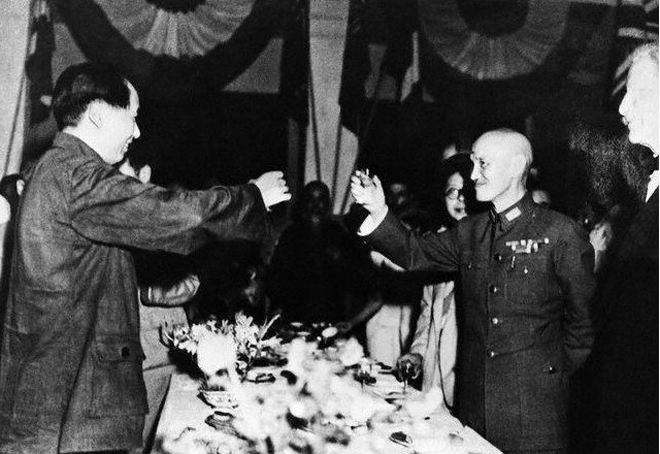 抗战胜利后，蒋介石与毛泽东在重庆合影