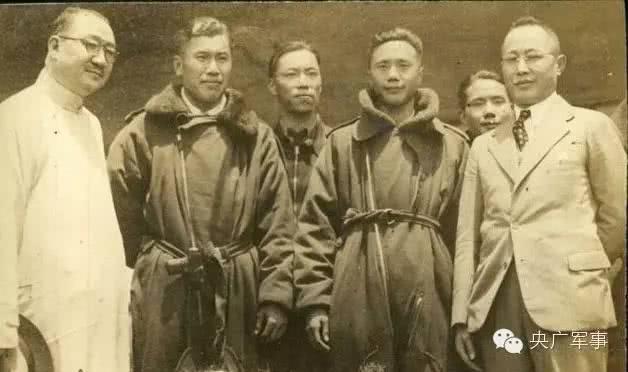 孔祥熙（左一）等亲自到汉口王家墩机场迎接远征机组人员等凯旋