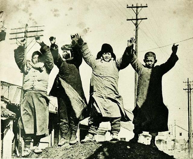 日寇南京大屠杀背后亲善照片，屠杀30万人他们却逼小孩强颜欢笑
