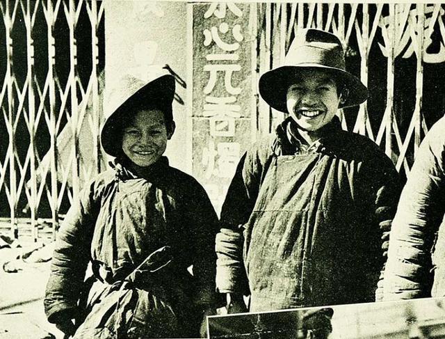 日寇南京大屠杀背后亲善照片，屠杀30万人他们却逼小孩强颜欢笑