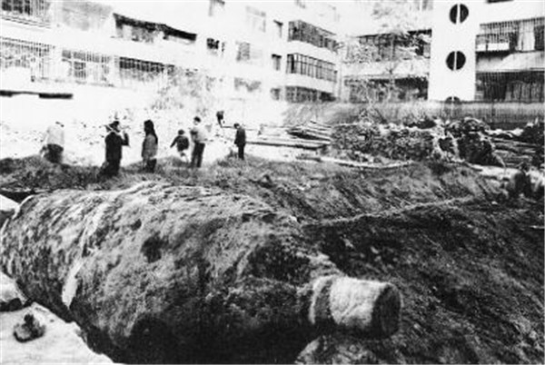 兰州市山字石左营庙工地挖出的抗战时期日机投掷的未爆炸弹。